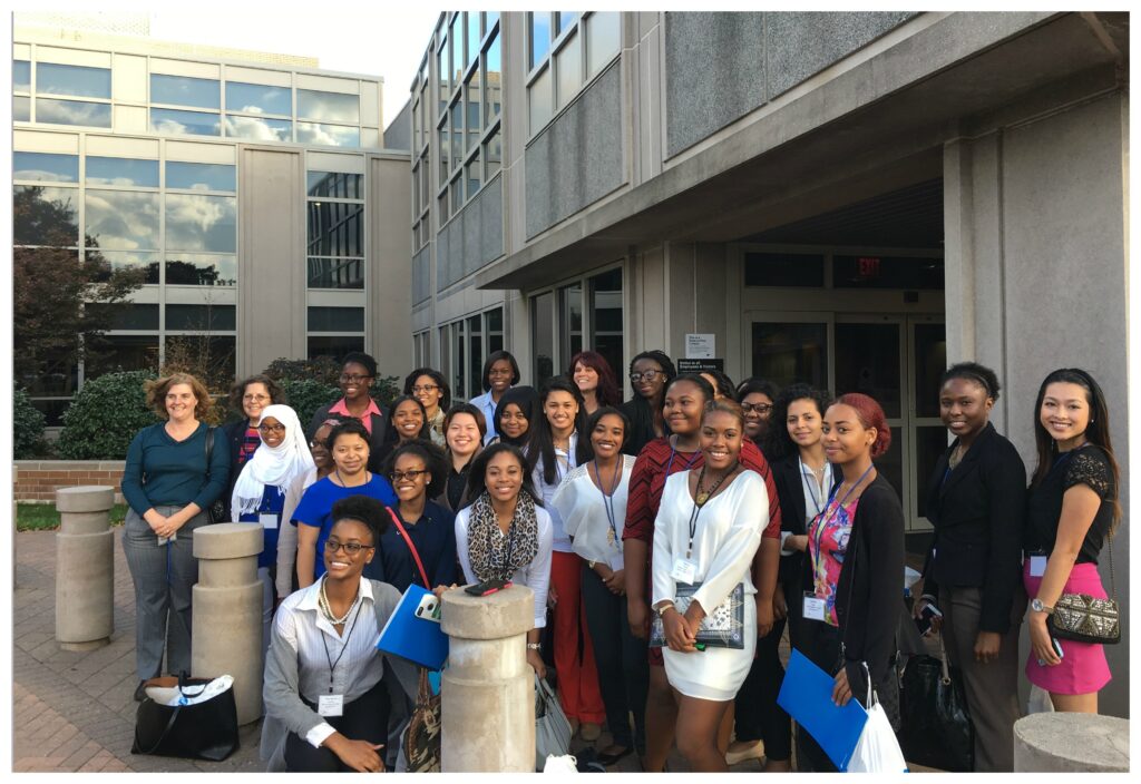 Alumna Gives Students Networking Opportunity