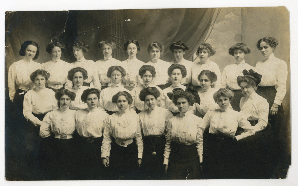 The 1895 class of Mary Baldwin Seminary students
