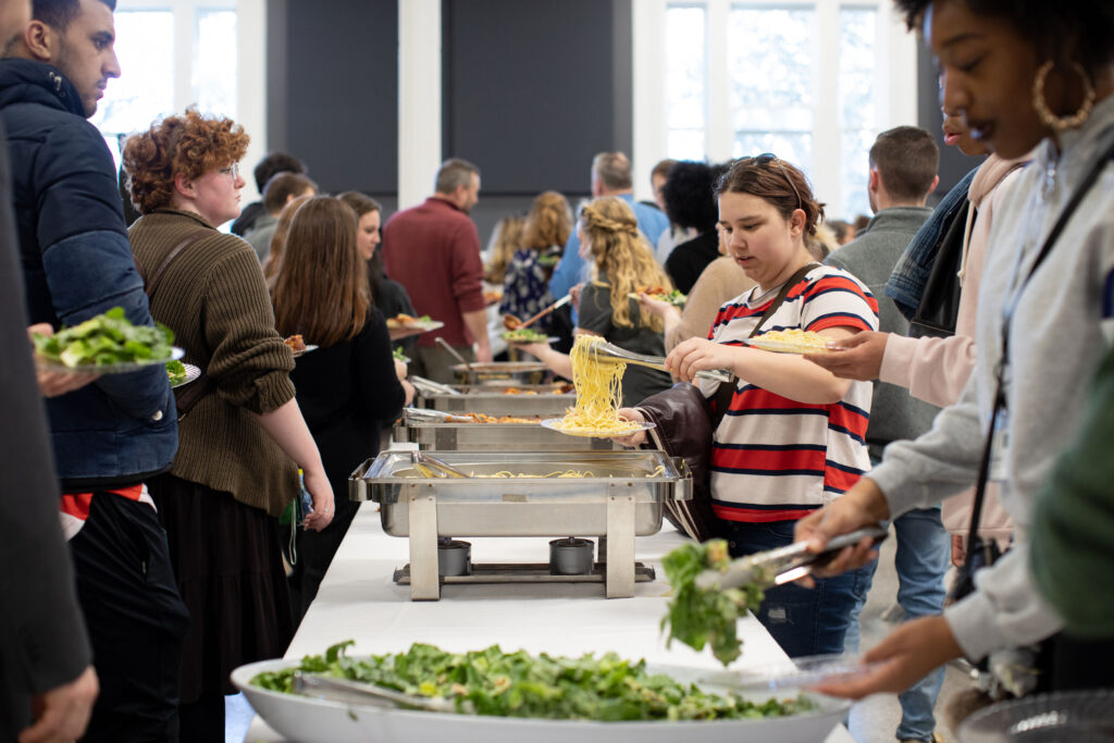 Students eat during an MBU Visit Day